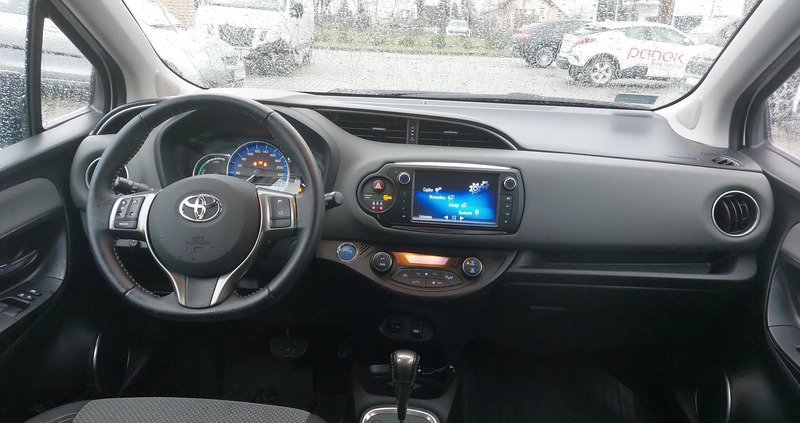 Toyota Yaris cena 55900 przebieg: 33820, rok produkcji 2014 z Czeladź małe 277